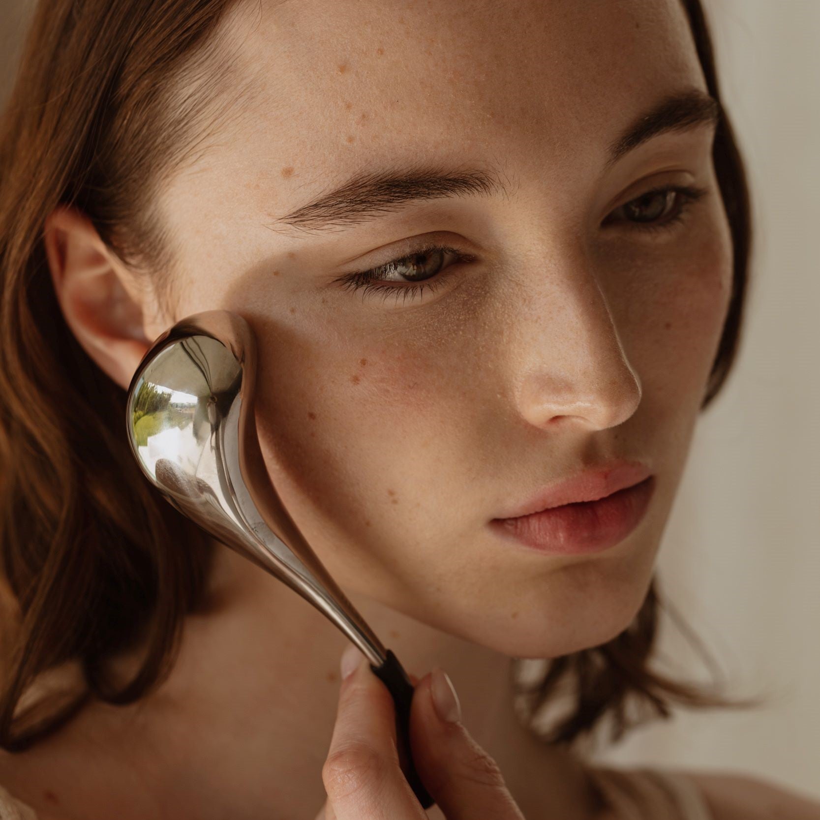 L'outil de sculpture Gua Sha et les sachets d'échantillons